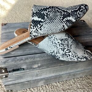 BOYYOUN Black & White Snakeskin Pointed Toe Slip-On Mules